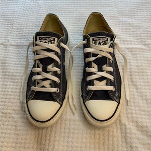 Converse unisex low top shoe. Size: men’s 6.5/ women’s 8.5. Color: Navy